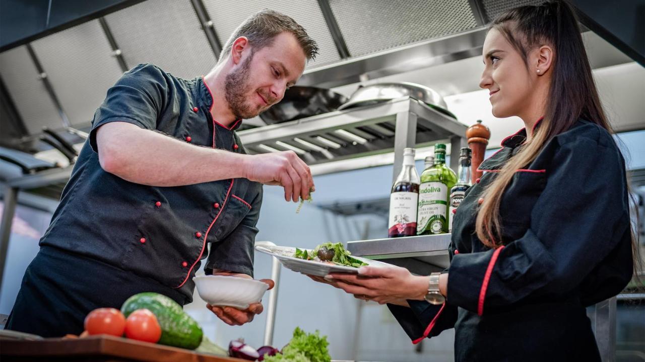 Vsemyslice Wellness Penzion-Restaurace U Pstrosa المظهر الخارجي الصورة
